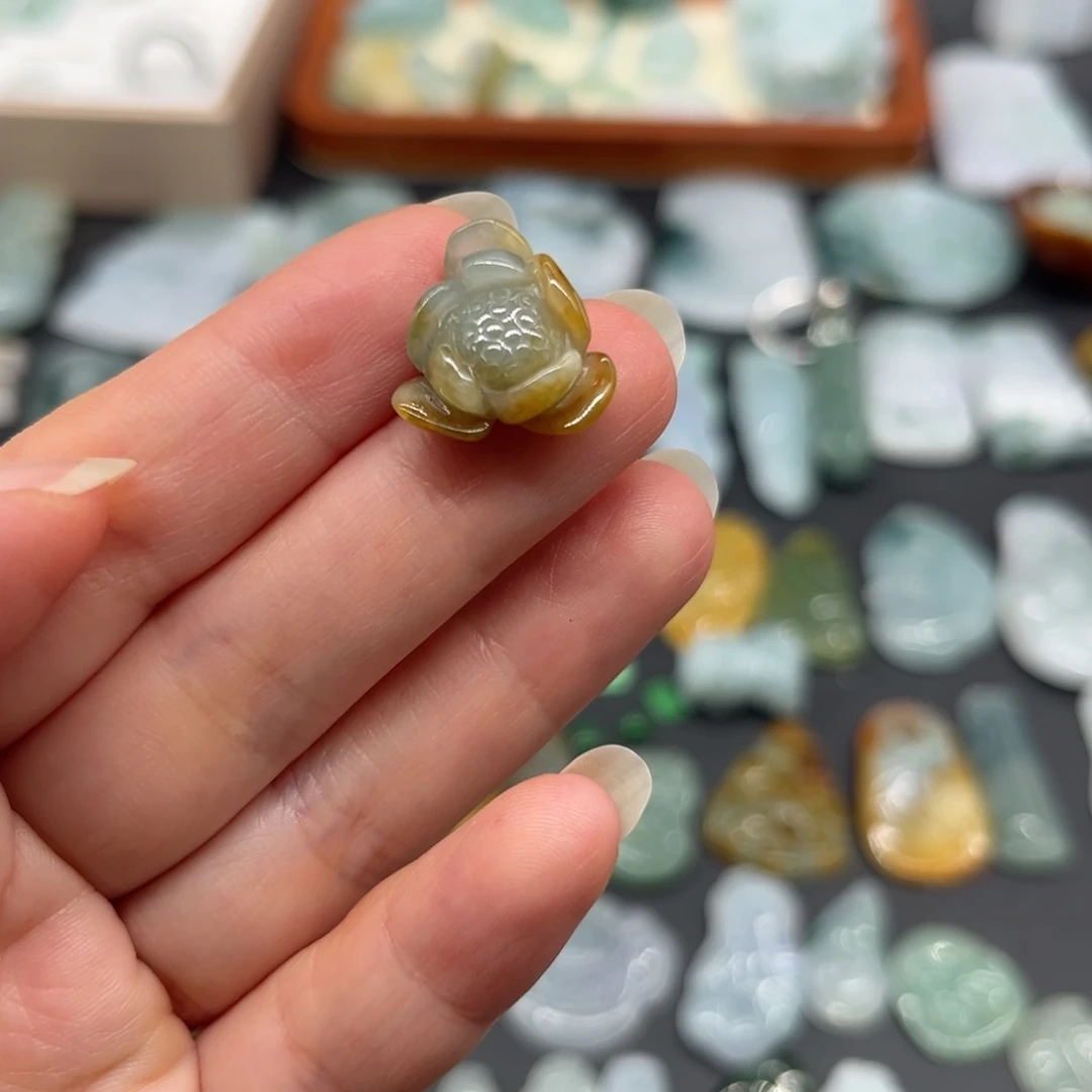 翡翠未镶嵌颈饰莲花