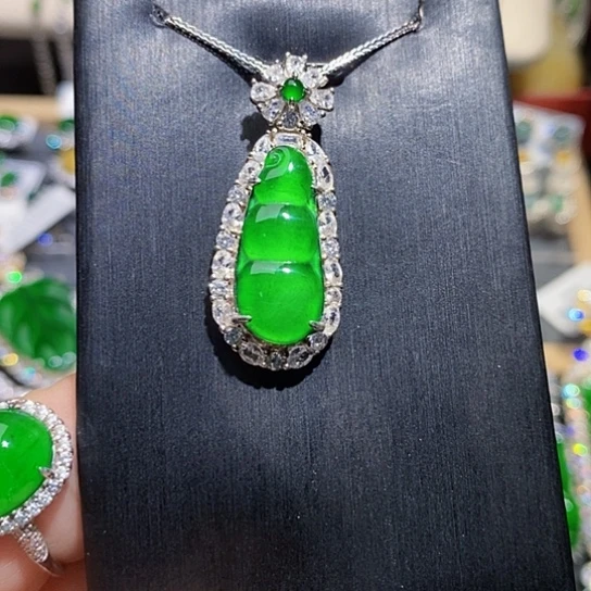 翡翠未镶嵌颈饰吊坠