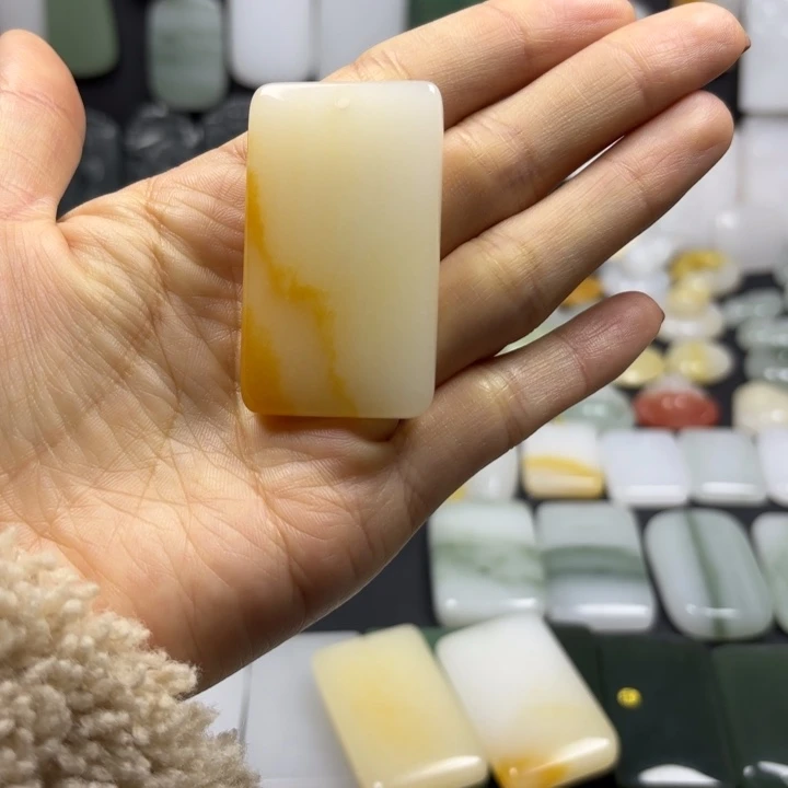 石英质玉（金丝玉）未镶嵌颈饰