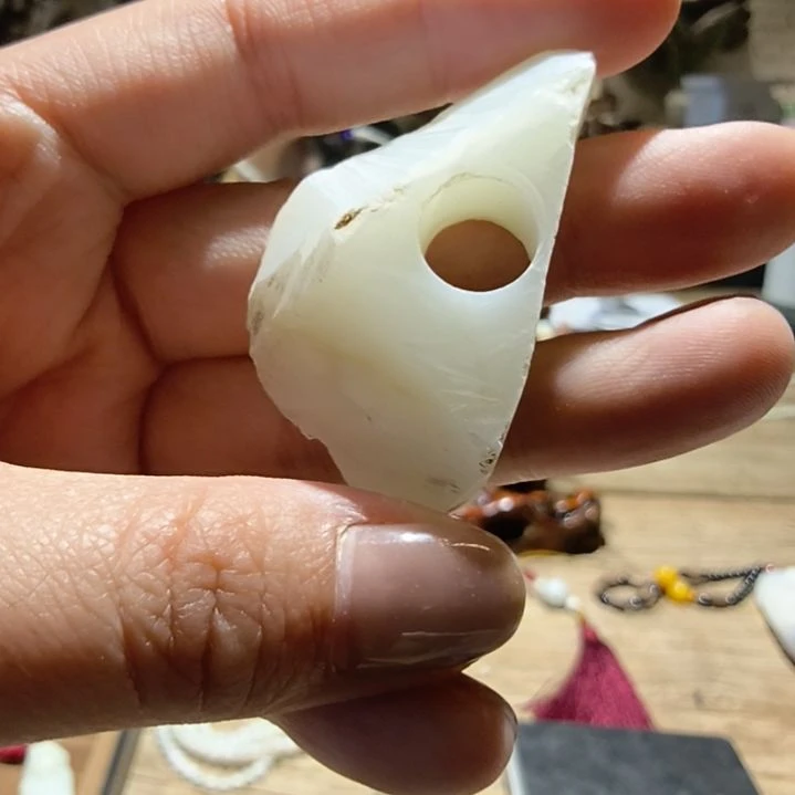 和田玉（白玉）未镶嵌颈饰矿标