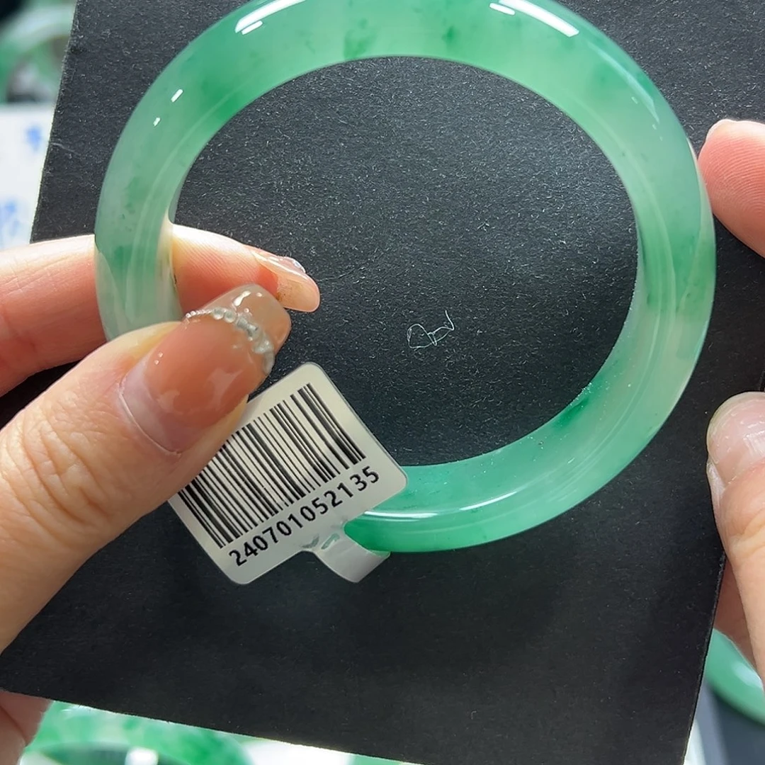 萧***山石英质玉未镶嵌手镯