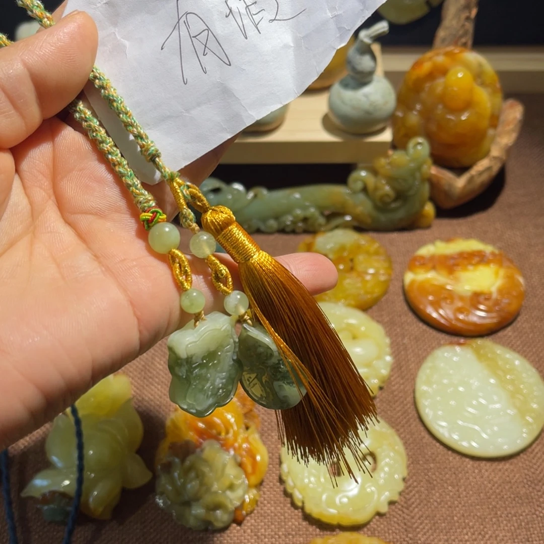 岁***款蛇纹石玉未镶嵌颈饰