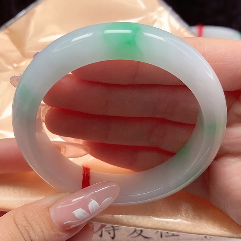 【闪购商品】翡翠手镯未镶嵌56圈牛奶底飘阳绿