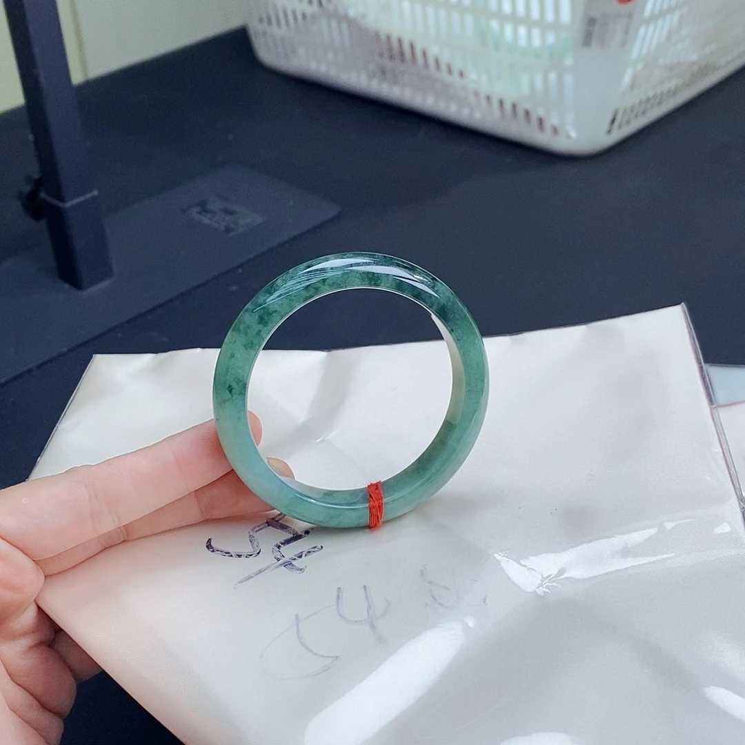 翡翠手镯未镶嵌翡翠