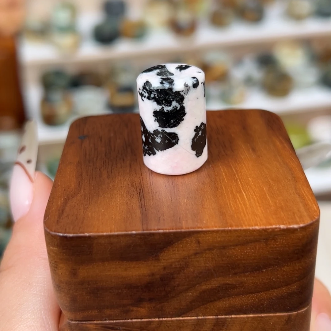 蛇纹石玉未镶嵌颈饰粉奶牛