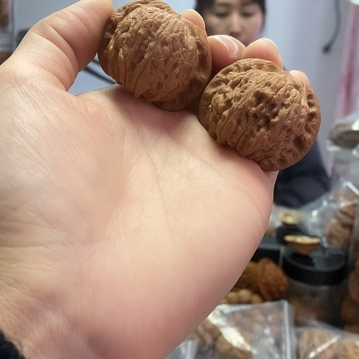 文玩核桃把件42红皮血麒麟