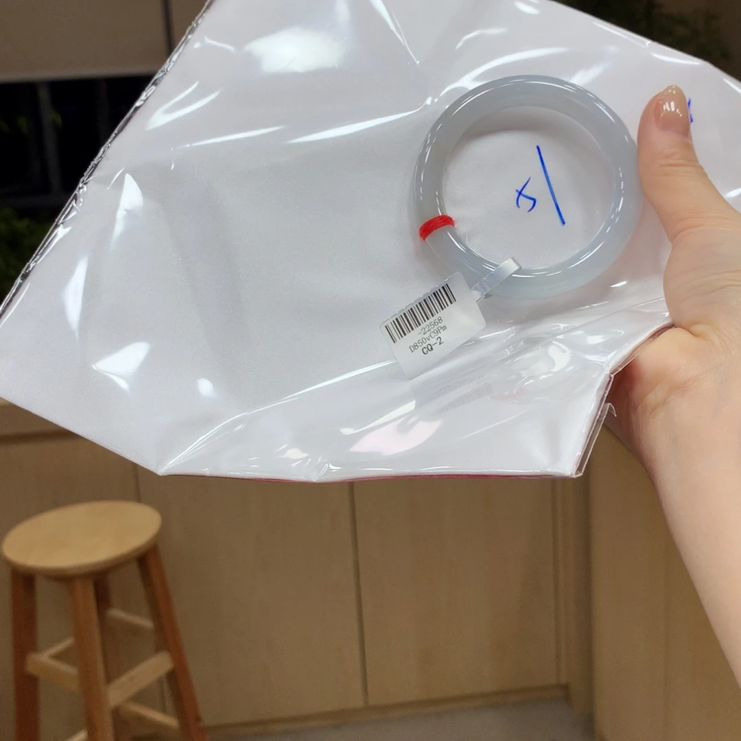 翡翠手镯未镶嵌不退不换