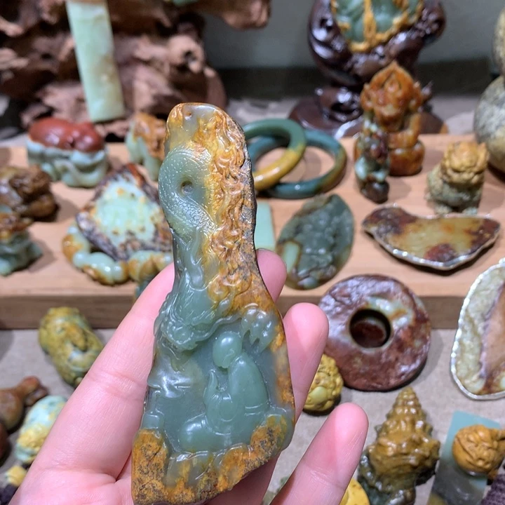 未镶嵌岫岩河磨玉（透闪石质玉）挂件