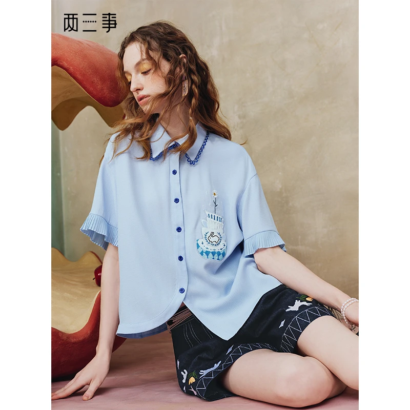 两三事蓝兔风铃2025夏季新款小清新刺绣印花不对称下摆衬衫女宽松