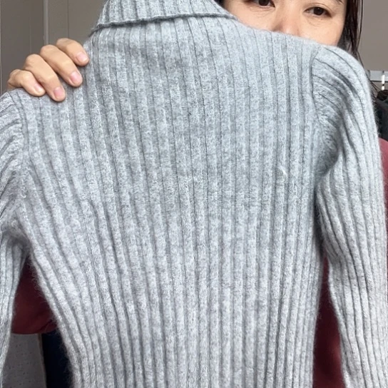 灰色打底一件高领