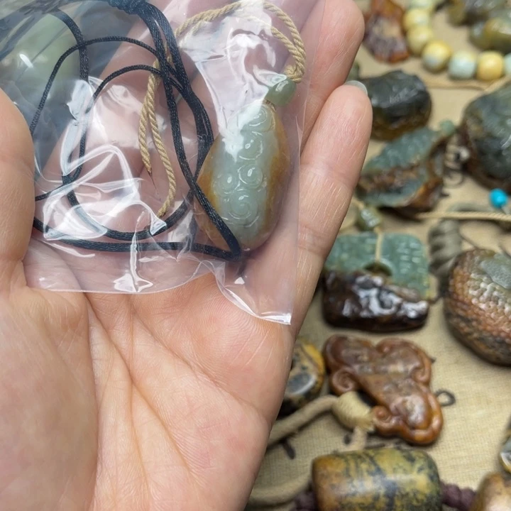 岫岩河磨玉（透闪石质玉）未镶嵌珠宝奇石墨**哥