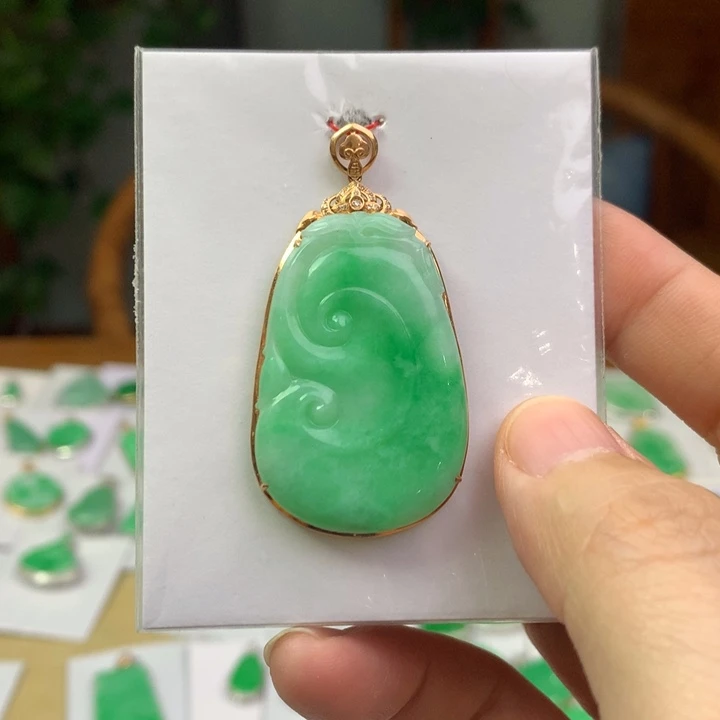 翡翠18K金镶嵌颈饰翡翠吊坠