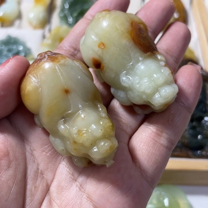 岫玉未镶嵌吊坠(赠链)刘****?