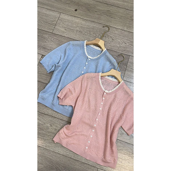 18323 春夏款领口拼蕾丝花边纽扣一排扣钩花针织上衣