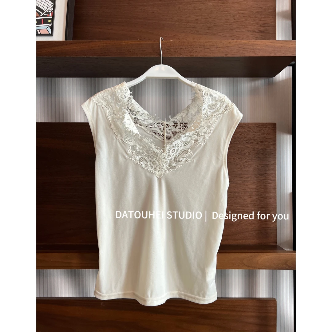 大头黑STUDIO【心动信号】2024女冬气质时尚蕾丝背心D224U11077