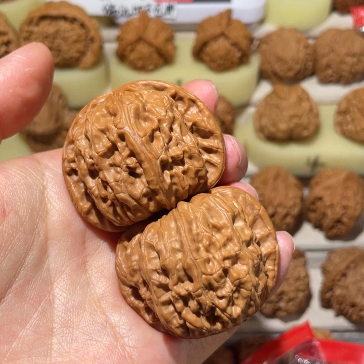 【闪购商品】文玩核桃把件白狮子微修