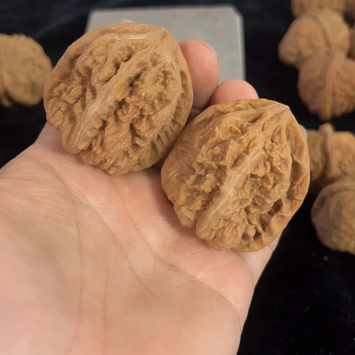 把件文玩核桃42左右粗筋微微瑕，编号022