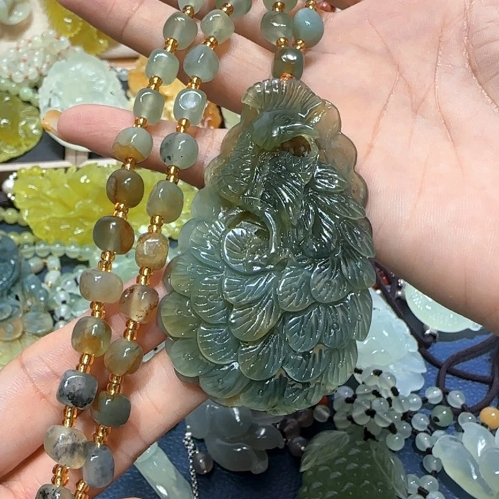 未镶嵌蛇纹石玉吊坠