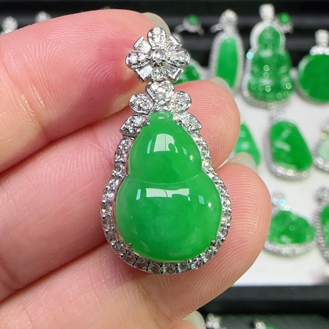 翡翠18K金镶嵌颈饰吊坠