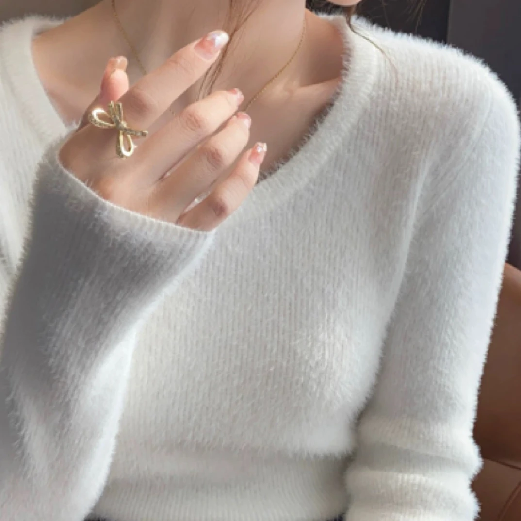 加绒加厚圆领毛衣女秋冬季保暖2024新款白色修身针织内搭打底上衣