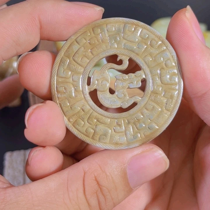 和田玉（糖玉）未镶嵌颈饰刻**心