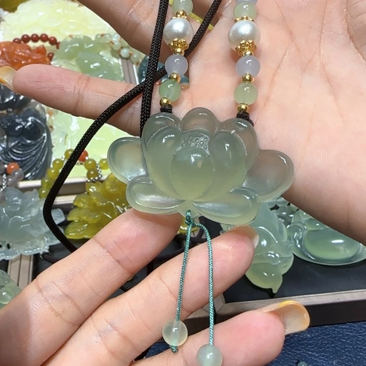 未镶嵌蛇纹石玉吊坠