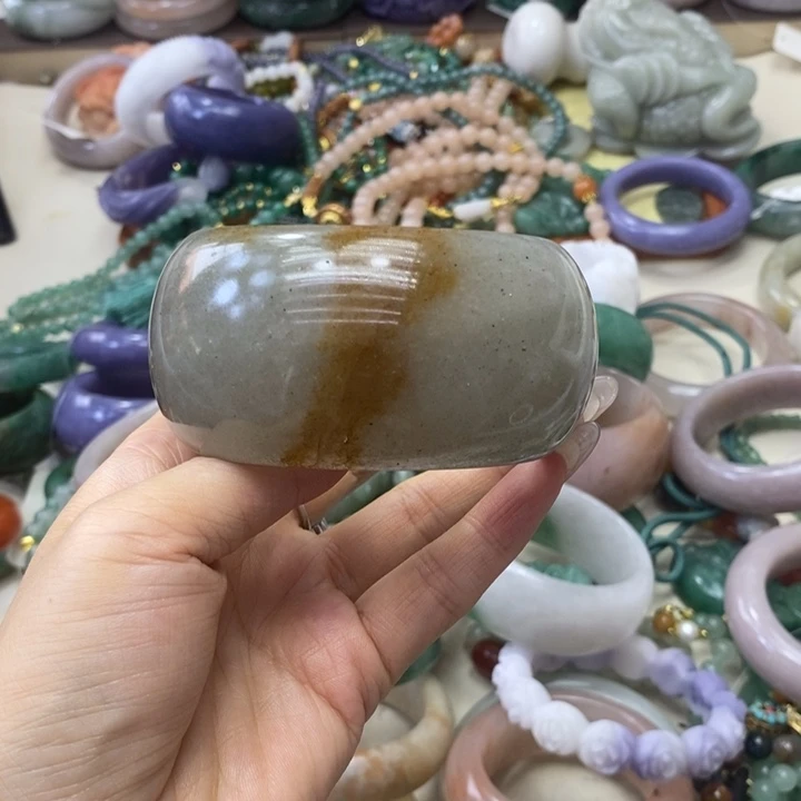 石英质玉手镯未镶嵌果*