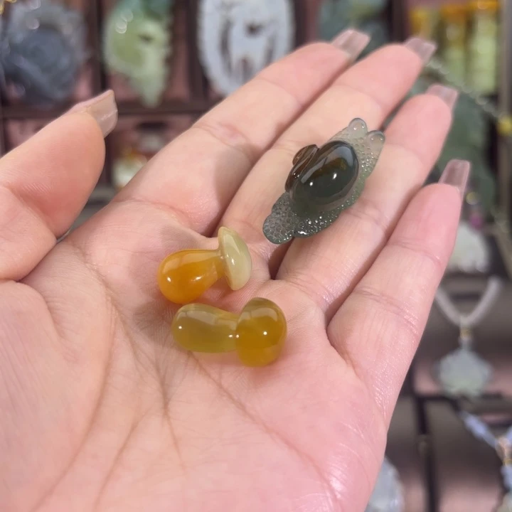 蛇纹石玉未镶嵌颈饰一**人