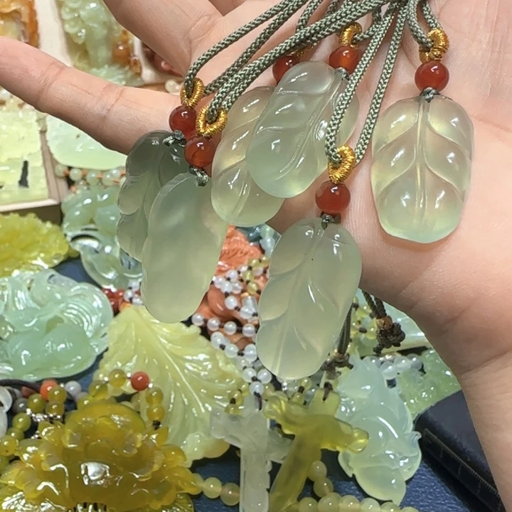 未镶嵌蛇纹石玉吊坠