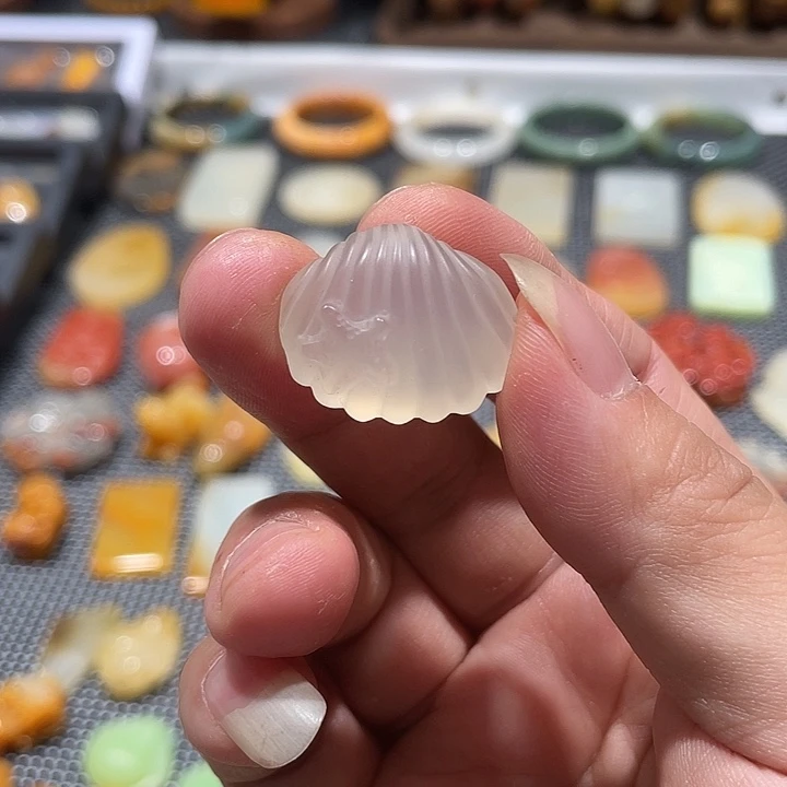 未镶嵌石英质玉（黄龙玉）手牌