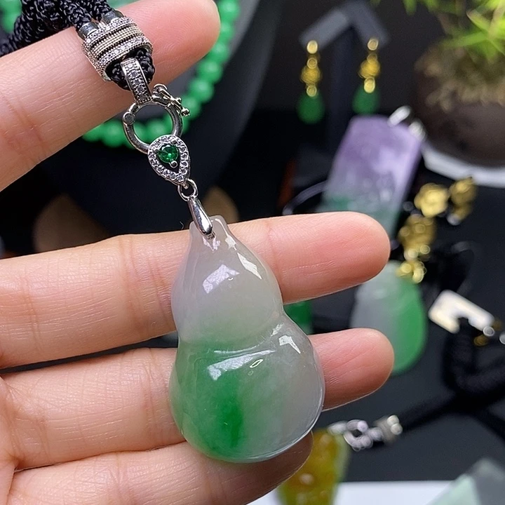翡翠未镶嵌吊坠(赠链)