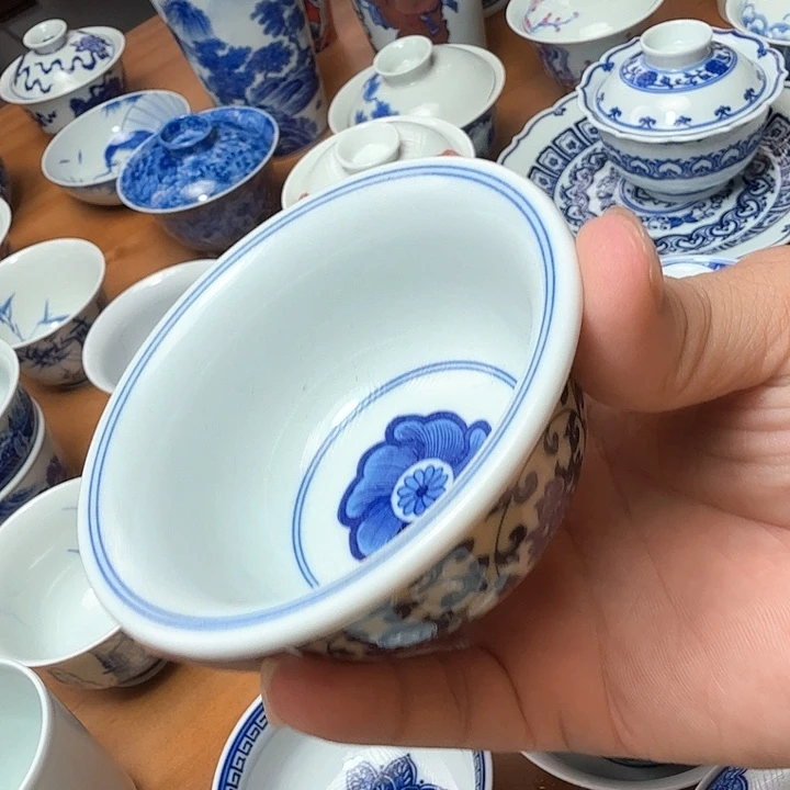 手绘青花压手杯杯