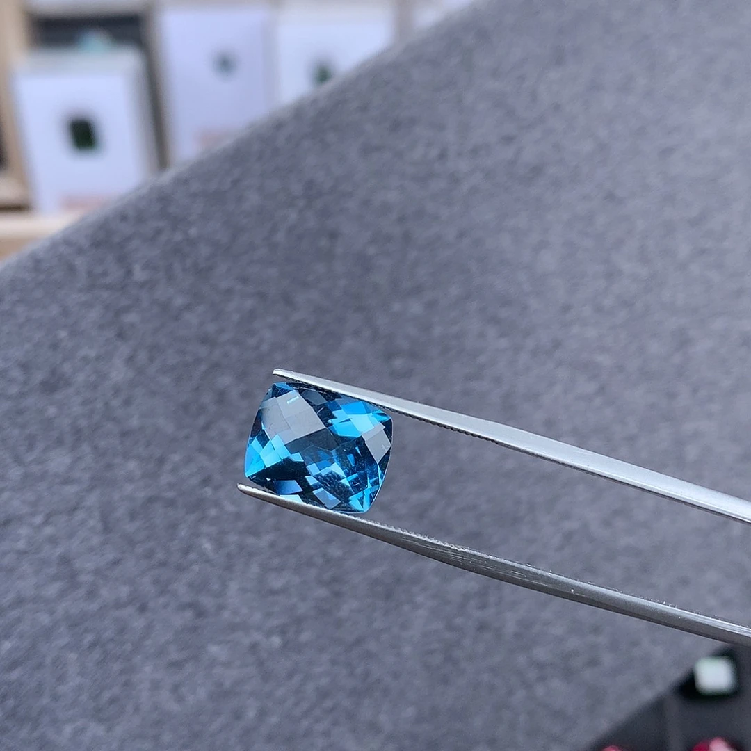 未镶嵌裸石托帕石2.735克拉