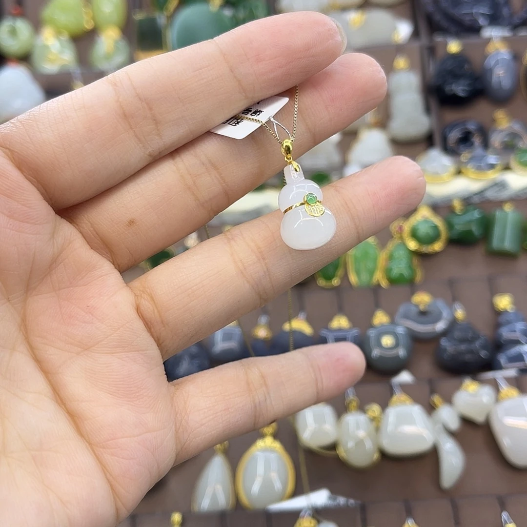 和田玉18K金镶嵌吊坠(赠链)
