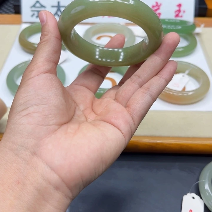 未镶嵌手镯石英质玉小*