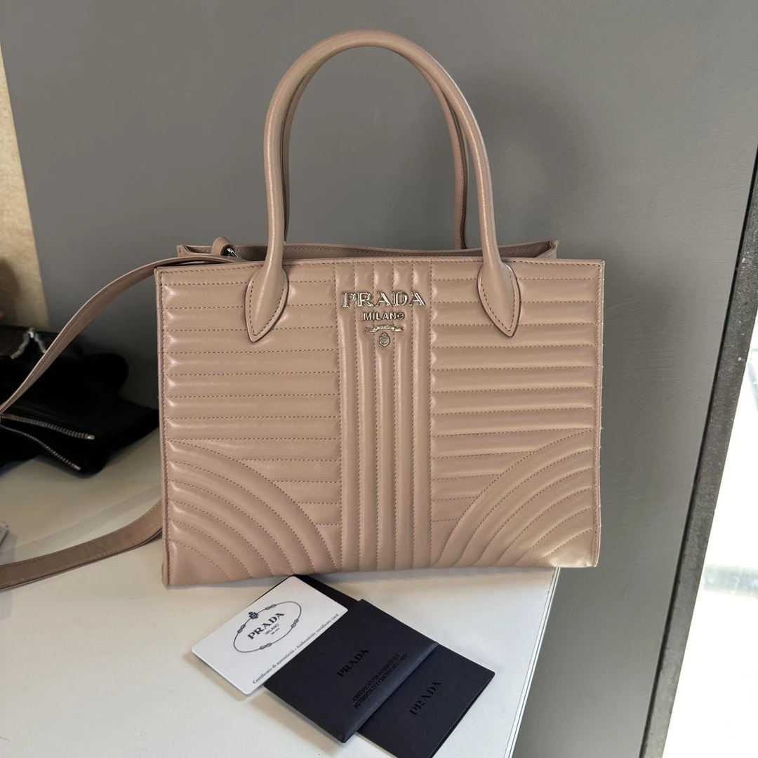 95新 Prada/普拉达 粉色prada托特,附肩带、卡、小票、册子