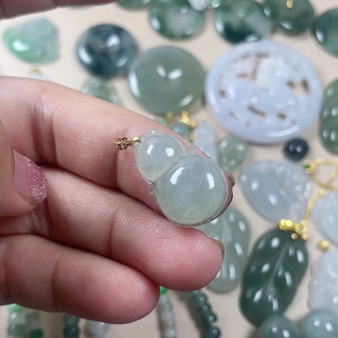 翡翠18K金镶嵌颈饰葫芦