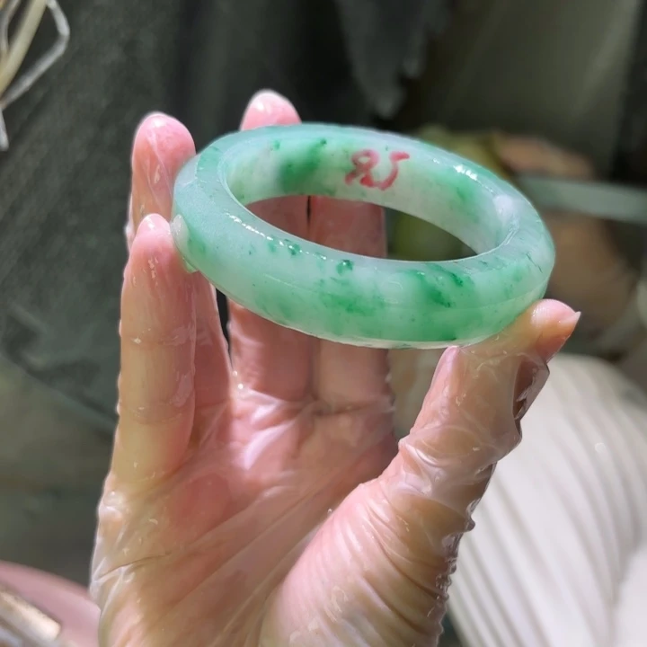 转***你石英质玉（非洲翠）未镶嵌手镯定制