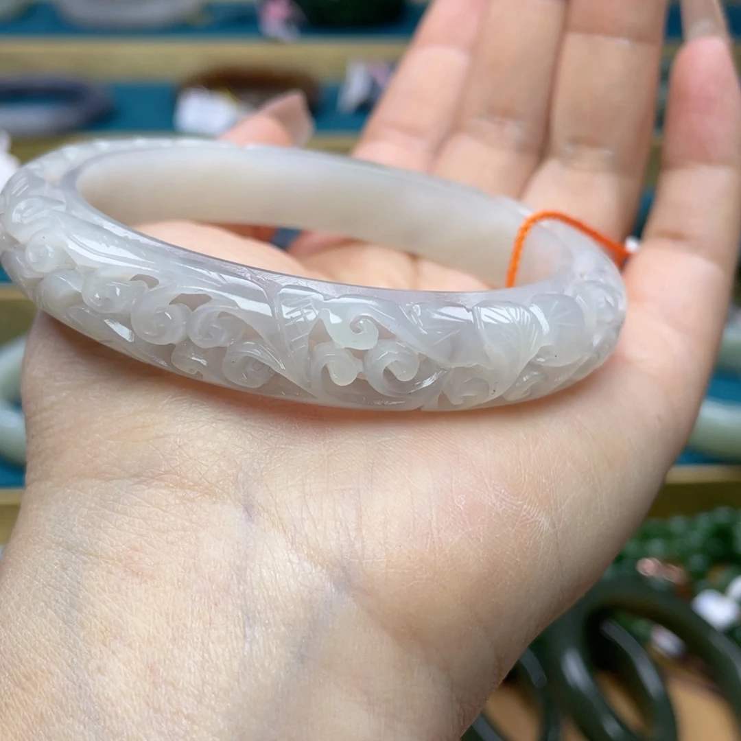 和田玉手镯63圈口。编号30未镶嵌