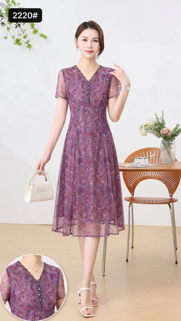 2220夏季短v领连衣裙绣花妈妈装长裙