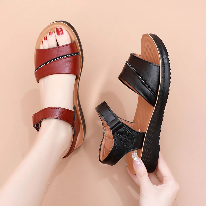 夏季凉鞋女外穿牛皮妈妈鞋舒适软底中老年鞋魔术贴平底老人沙滩鞋