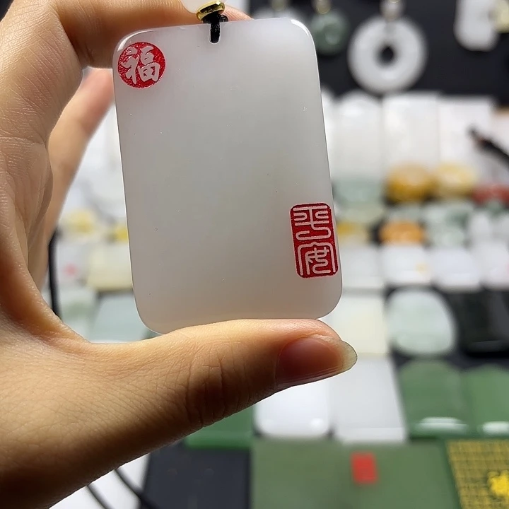 石英质玉（金丝玉）未镶嵌颈饰