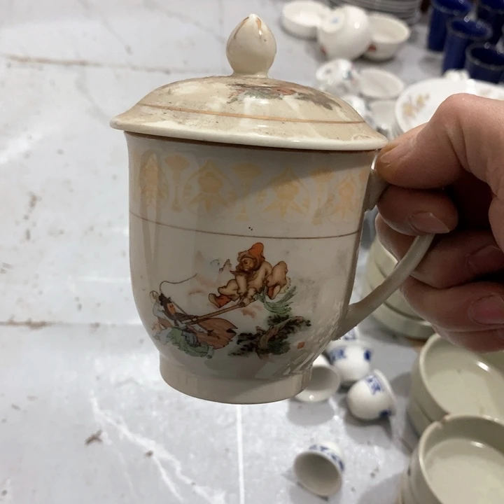 瓷片春蕾三打盖杯一个口失圆