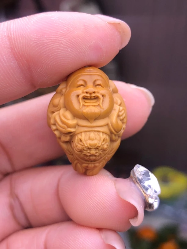 龙袍财神橄榄核雕刻