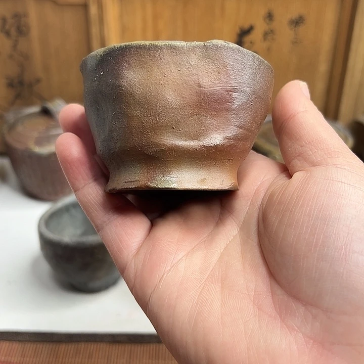 备前烧，手捻杯，款自查