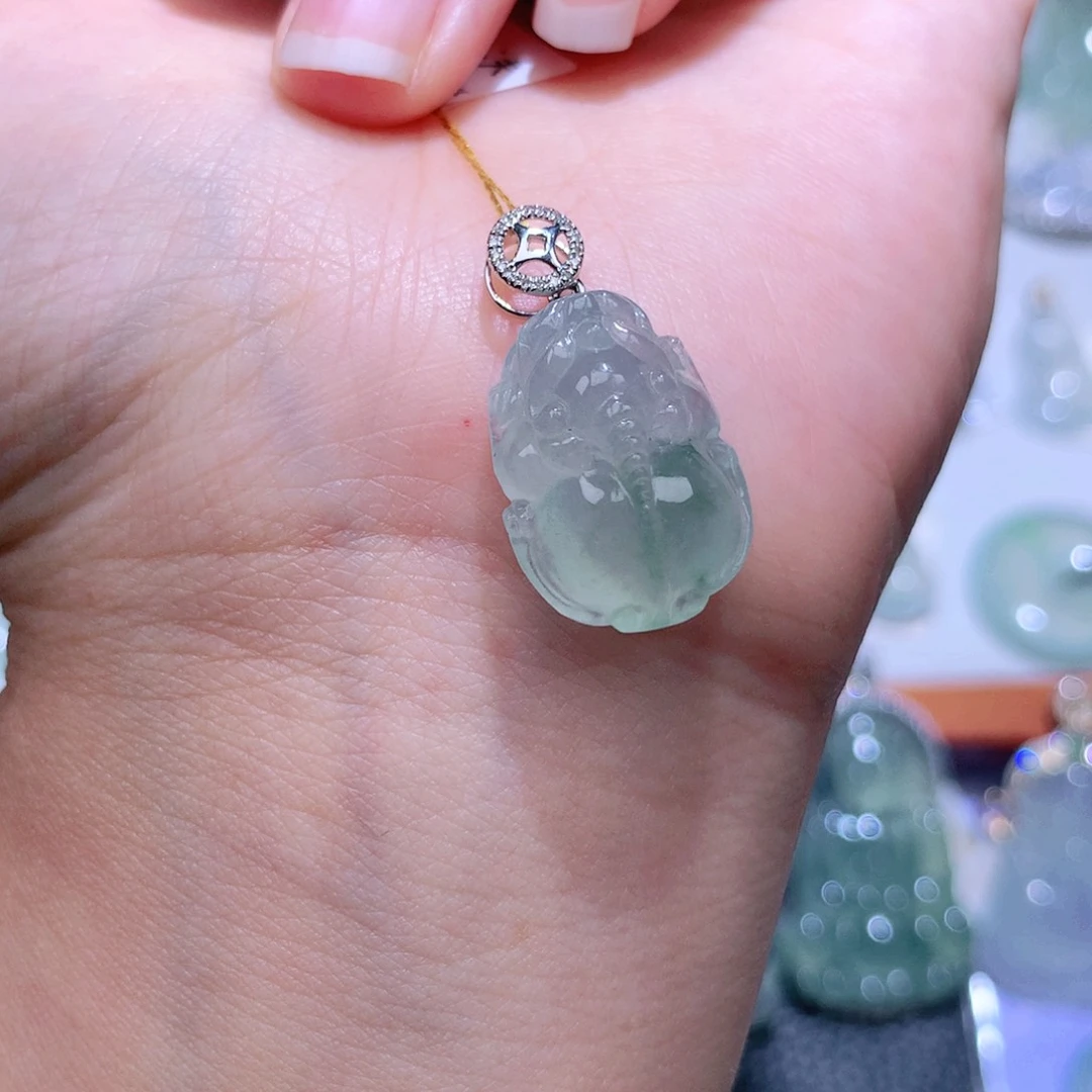 颈饰18K金镶嵌翡翠貔貅