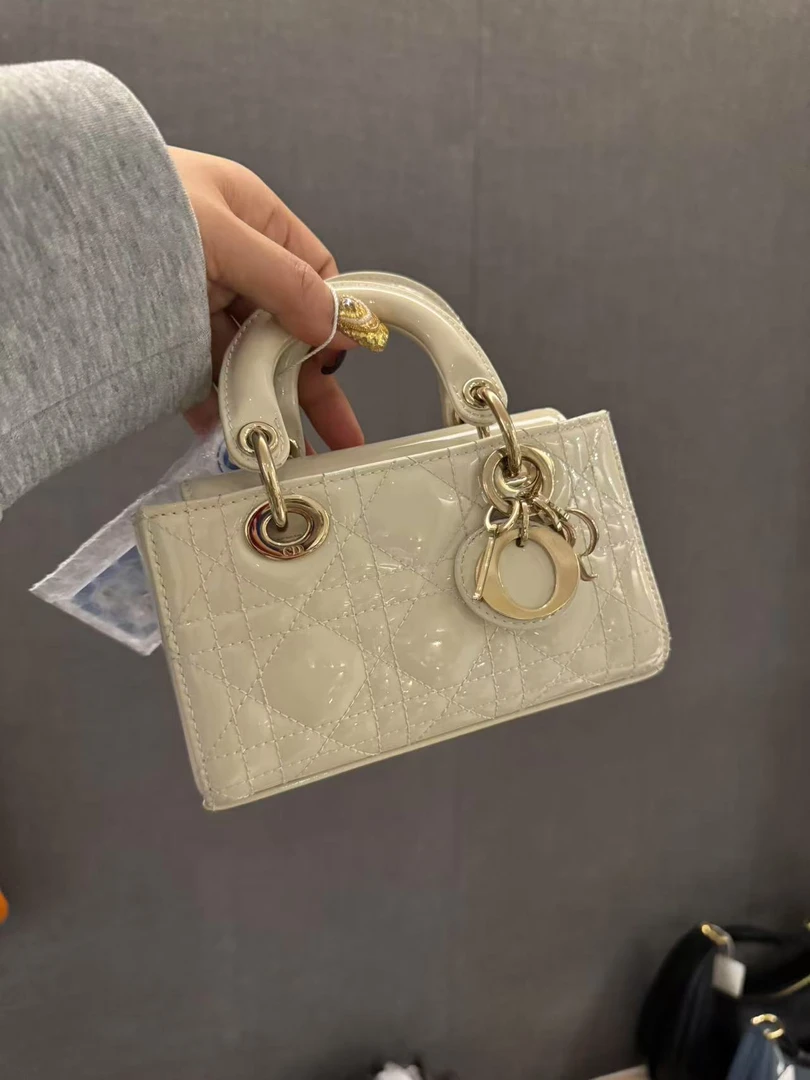 95新 DIOR/迪奥 展会外场!白金漆皮mini D-joy包