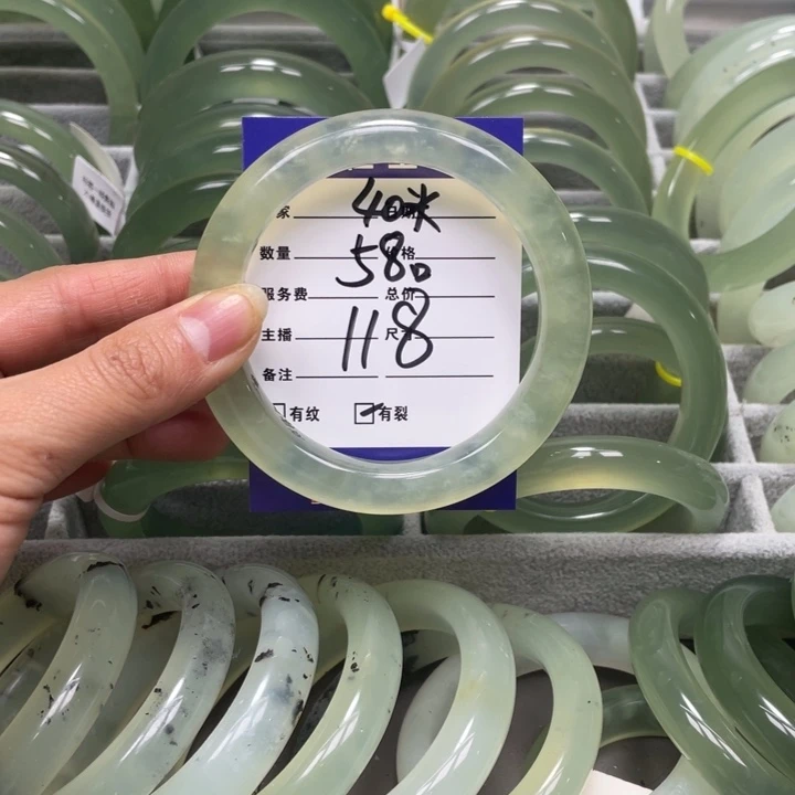 蛇纹石玉手镯未镶嵌八**财