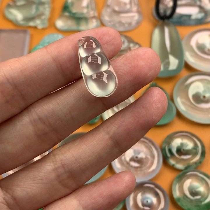 翡翠未镶嵌颈饰…..