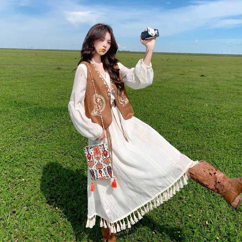 麂皮绒刺绣马甲流苏连衣裙2025秋新款复古度假风川西旅游穿搭套装